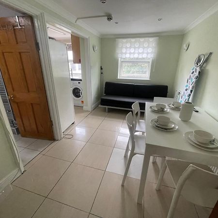 Entire 3 Bedroom Home - Minutes To Emirates Stadium! London Exteriör bild