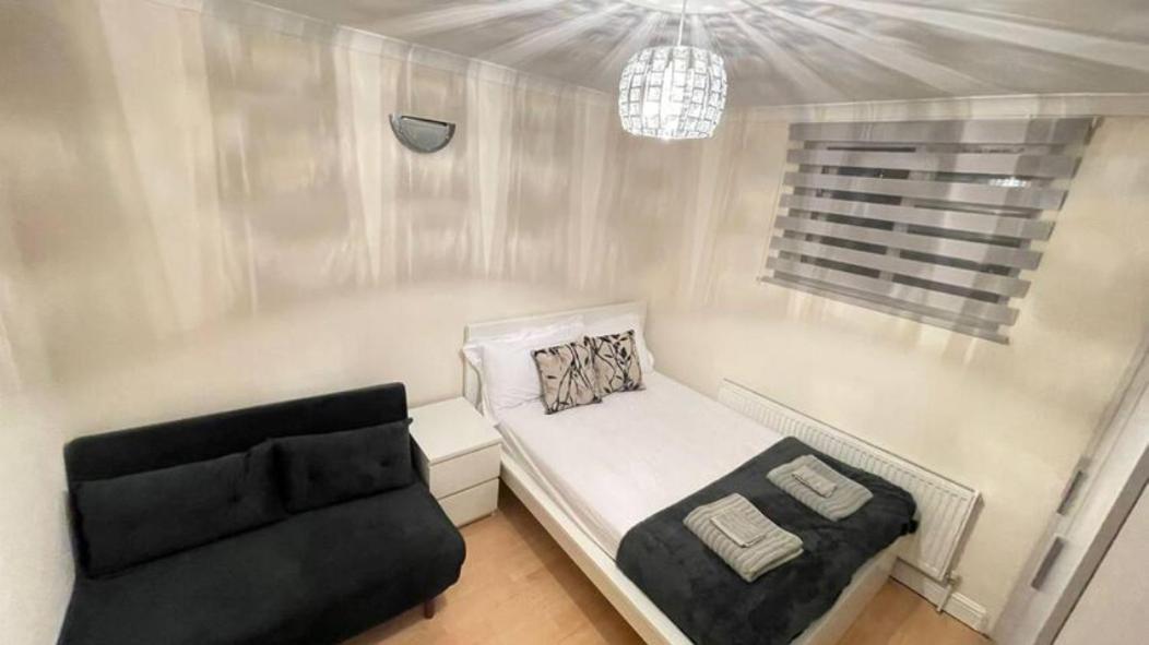 Entire 3 Bedroom Home - Minutes To Emirates Stadium! London Exteriör bild